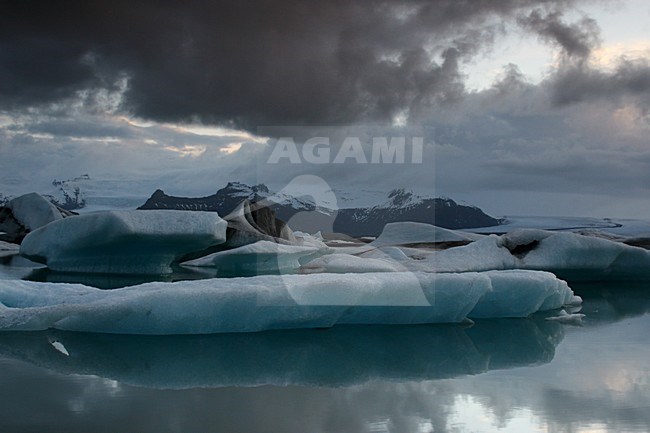 Ijsbergen en avondlicht bij Jokulsarlon; Icebergs and eveninglight at Jokulsarlon stock-image by Agami/Menno van Duijn,