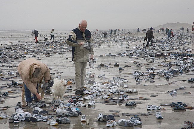 People collecting cargo spill on the beach; Strandjutters Terschelling stock-image by Agami/Arie Ouwerkerk,