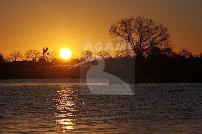Zonsopkomst in Vecht en Zwarte water; Sunrise in Vecht en Zwarte water stock-image by Agami/Theo Douma,