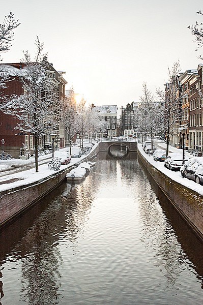 Stadsbeeld van een besneeuwd Amsterdam; Cityscape of snow-covered Amsterdam stock-image by Agami/Marc Guyt,