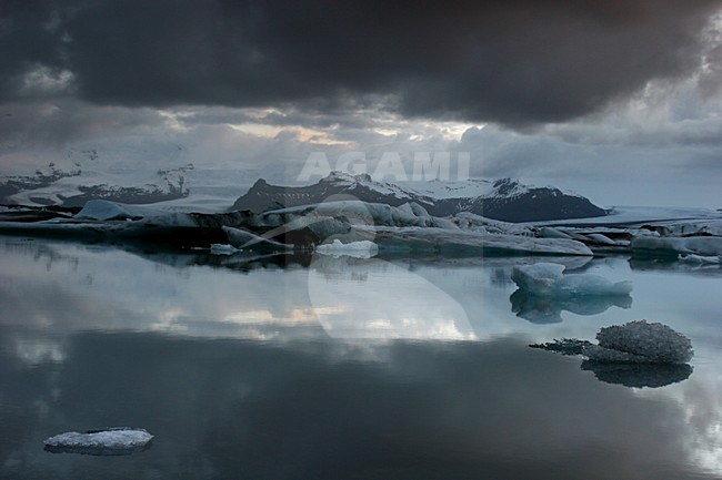 Ijsbergen en avondlicht bij Jokulsarlon; Icebergs and eveninglight at Jokulsarlon stock-image by Agami/Menno van Duijn,