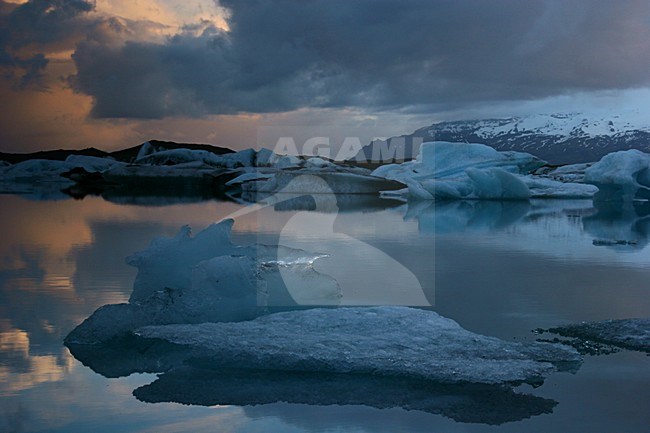 Ijsbergen en avondlicht bij Jokulsarlon; Icebergs and eveninglight at Jokulsarlon stock-image by Agami/Menno van Duijn,