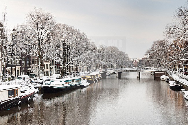 Stadsbeeld van een besneeuwd Amsterdam; Cityscape of snow-covered Amsterdam stock-image by Agami/Marc Guyt,