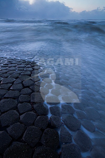 Golven op pier met lange sluitertijd; Waves at jetty with long shutterspeed stock-image by Agami/Menno van Duijn,