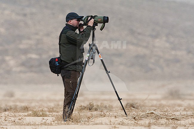 Mannelijke vogelaar kijkt door telescoop; Male birchwatcher looking through telescope stock-image by Agami/Marc Guyt,